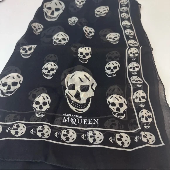 Alexander McQueen Black and White Skull Scarf - Picture 2 of 6